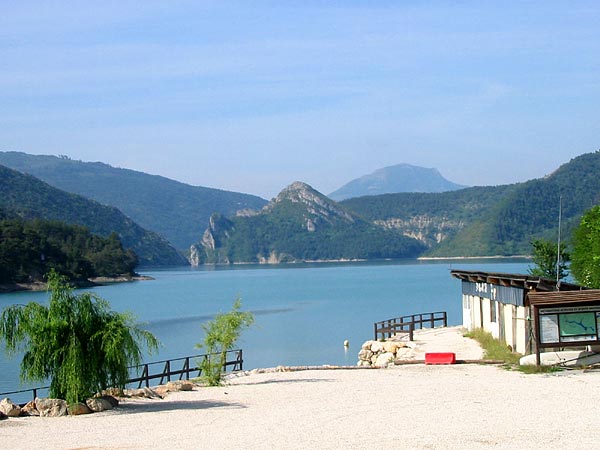 Lac depuis Saint-Julien-du-Verdon